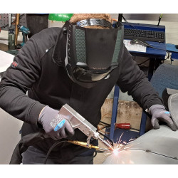 Laserschweißhelm UNV-Weld-Helmet MASTR beim Laserschweißen Laserschweißhelm UNV-Weld-Helmet MASTR beim Laserschweißen